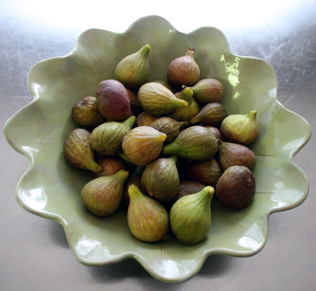 fresh figs in a bowl